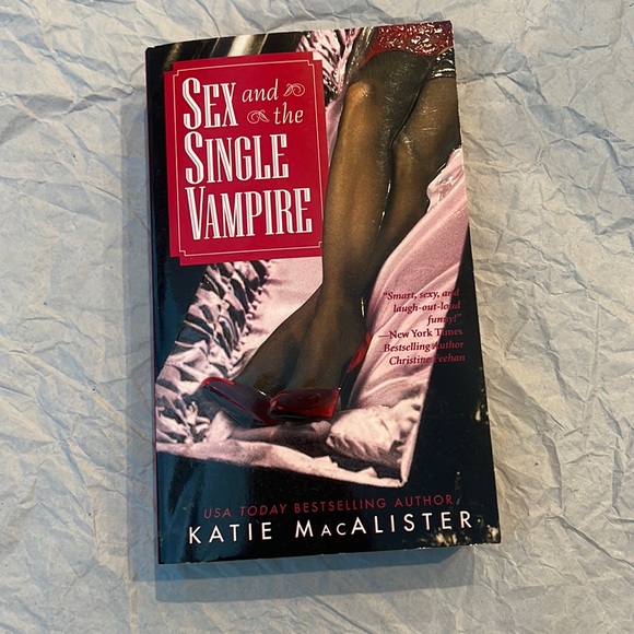 ⭐️5 for $15⭐️Sex And The Single Vampire by Katie MacAlister | Book - Picture 1 of 2